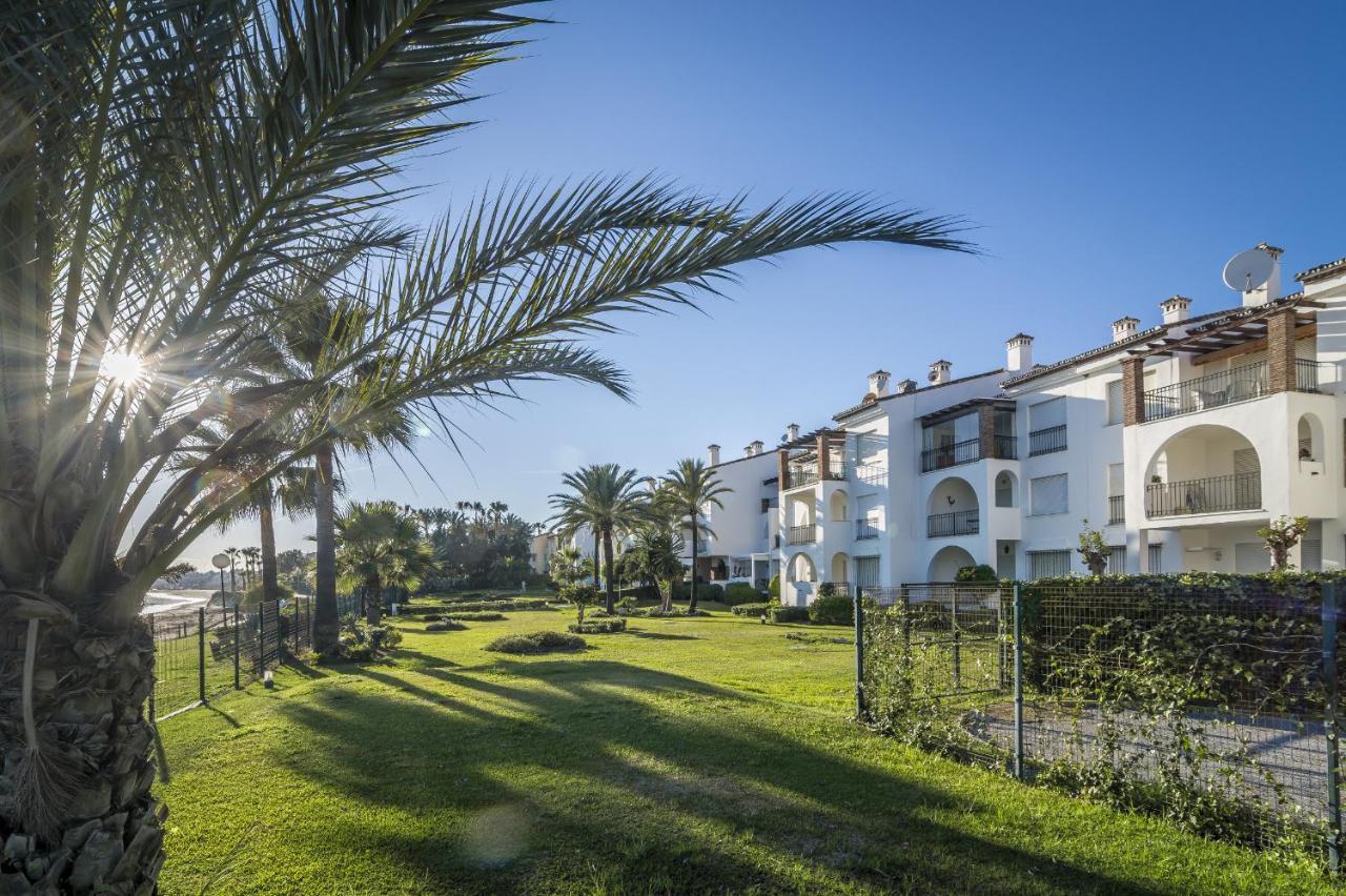 Hb - Comfortable Beachfront Holiday Apartment Estepona Dış mekan fotoğraf